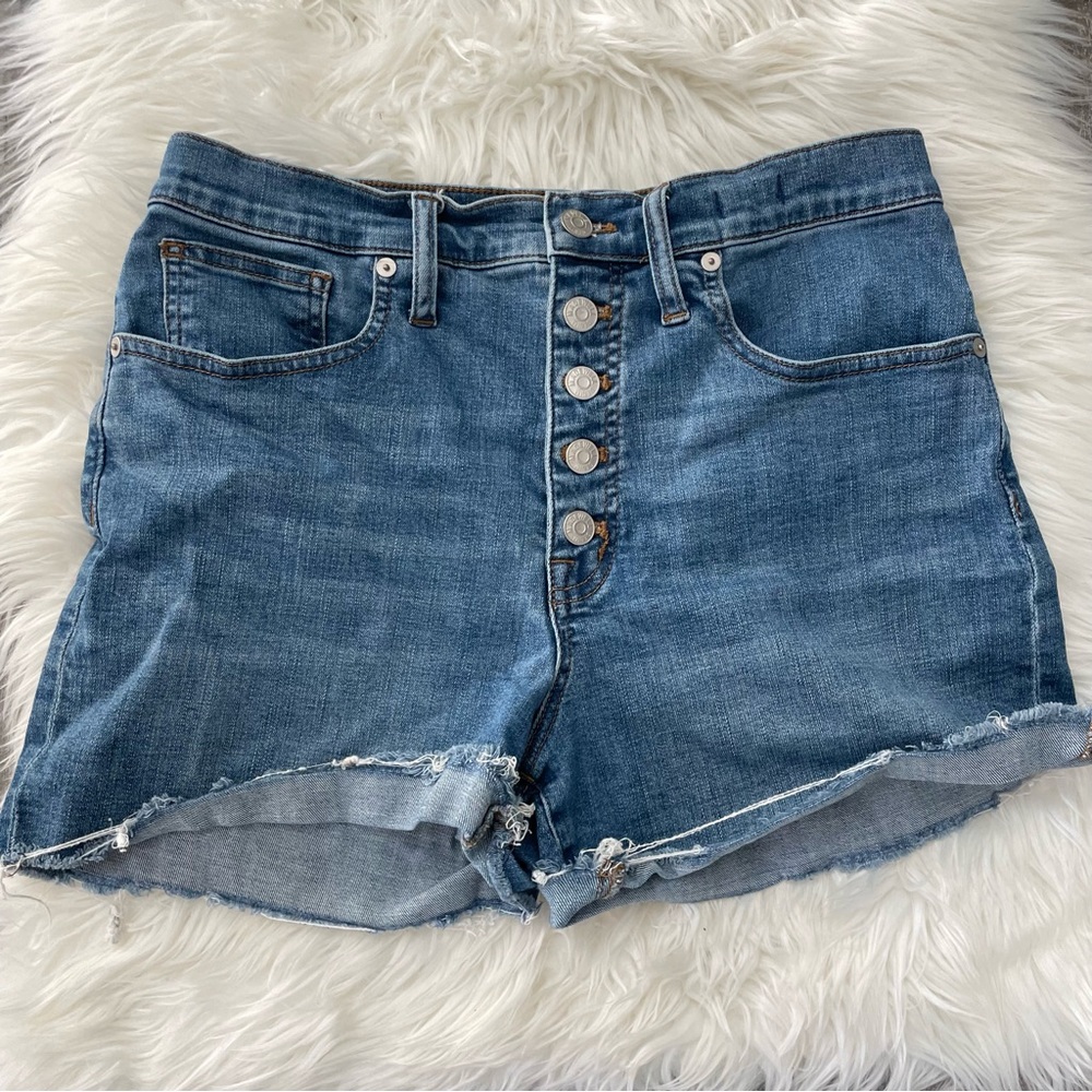 Madewell | High-Rise Denim Shorts in Derby Wash: Button-Front Edition | Size 28 - Picture 3 of 6